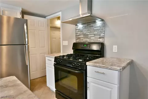Kitchen - 889 Edenridge Dr, Youngstown, OH 44512 photo 4 of 7