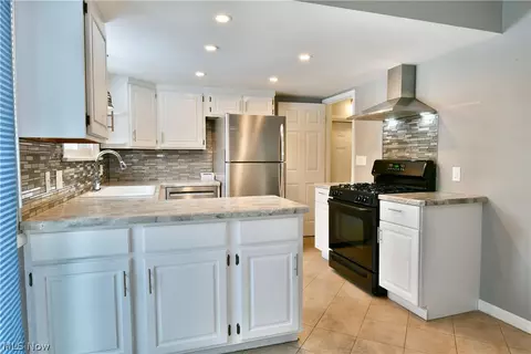 Kitchen - 889 Edenridge Dr, Youngstown, OH 44512 photo 2 of 7