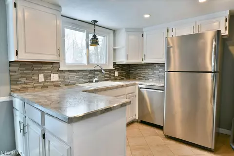 Kitchen - 889 Edenridge Dr, Youngstown, OH 44512 photo 3 of 7