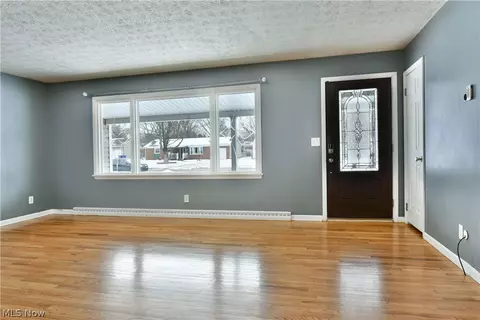 Living - 889 Edenridge Dr, Youngstown, OH 44512 photo 1 of 3