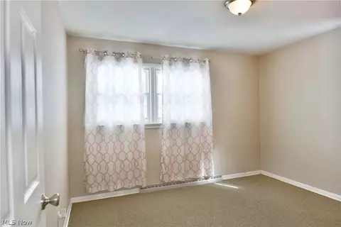 Bedroom - 889 Edenridge Dr, Youngstown, OH 44512 photo 4 of 10