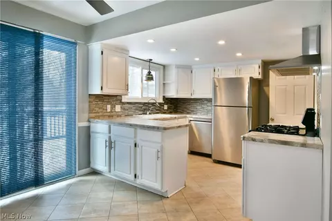 Kitchen - 889 Edenridge Dr, Youngstown, OH 44512 photo 1 of 7
