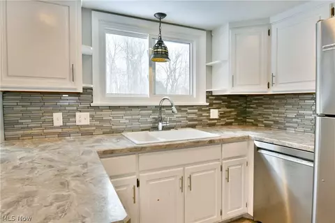 Kitchen - 889 Edenridge Dr, Youngstown, OH 44512 photo 5 of 7