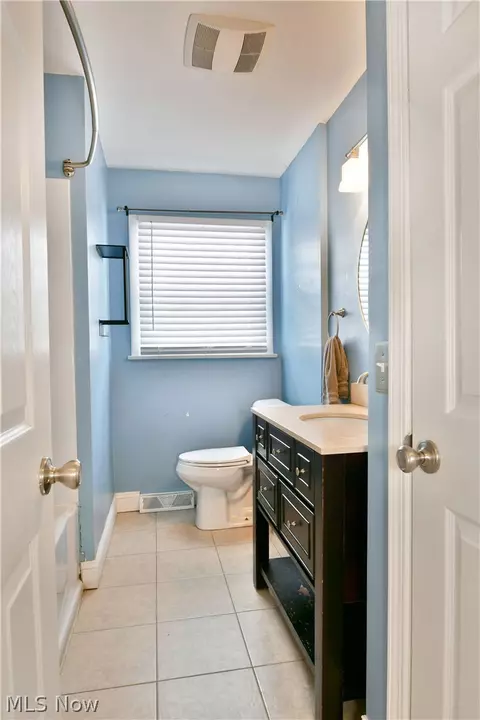 Bath - 889 Edenridge Dr, Youngstown, OH 44512 photo 1 of 6