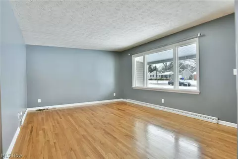 Living - 889 Edenridge Dr, Youngstown, OH 44512 photo 2 of 3