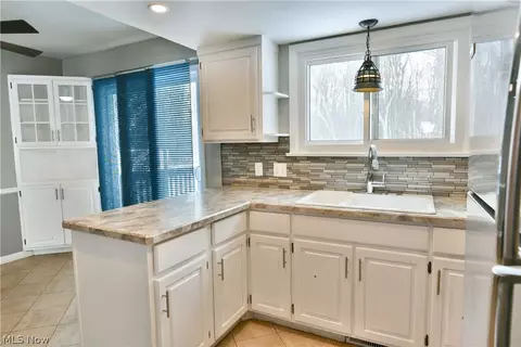 Kitchen - 889 Edenridge Dr, Youngstown, OH 44512 photo 6 of 7