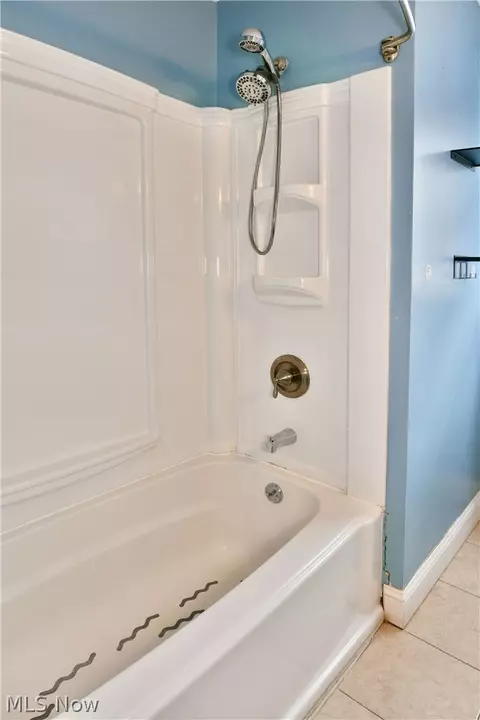 Bath - 889 Edenridge Dr, Youngstown, OH 44512 photo 4 of 6