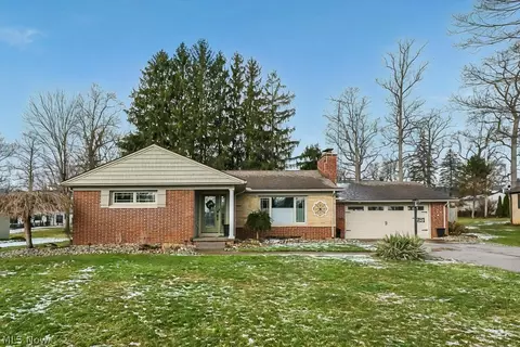 2625 Belleflower Dr, Alliance, OH 44601