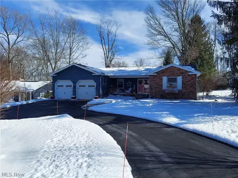8681 Lake Forest Trl, Chagrin Falls, OH 44023