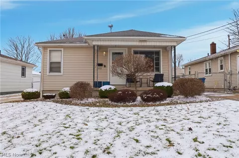 612 Maplewood Ave, Struthers, OH 44471