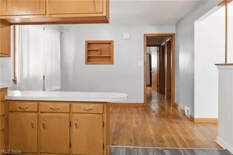 Entry Way - 612 Maplewood Ave, Struthers, OH 44471 photo 2 of 2