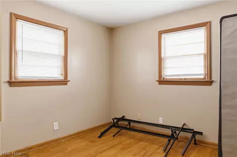 Bedroom - 612 Maplewood Ave, Struthers, OH 44471 photo 5 of 6