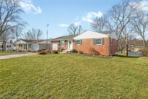 Exterior - 271 Manor Ave NW, Canton, OH 44708 photo 2 of 5