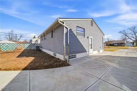 Exterior - 6330 Ledgebrook Dr, Brook Park, OH 44142 photo 5 of 6
