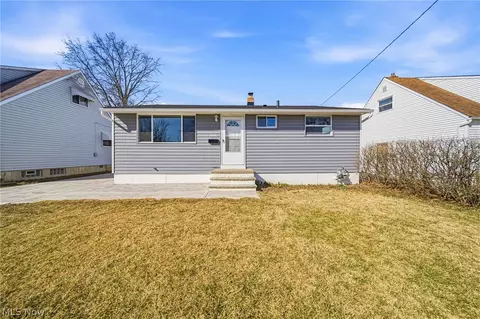 6330 Ledgebrook Dr, Brook Park, OH 44142