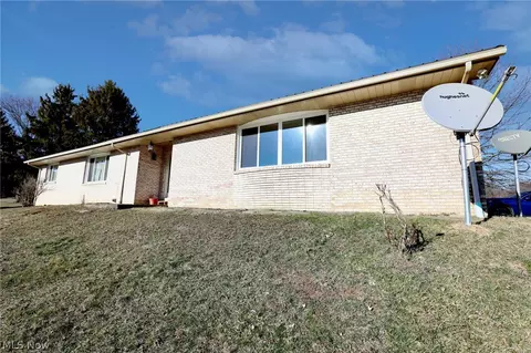 125 Meadowood Dr, New Cumberland, WV 26047