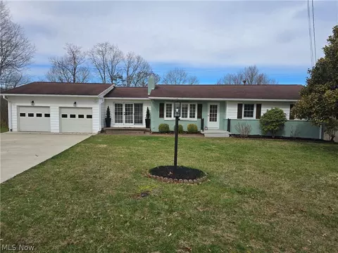 52 Meadow Ln Cir, Parkersburg, WV 26101