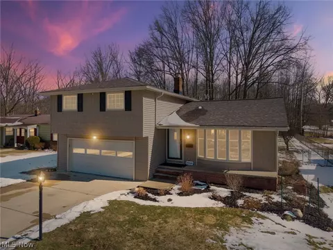 5729 Forest Ridge Dr, North Olmsted, OH 44070