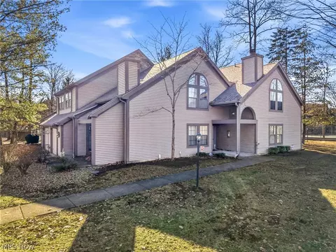 Exterior - 1183 Red Tail Hawk Dr #5, Boardman, OH 44512 photo 6 of 9