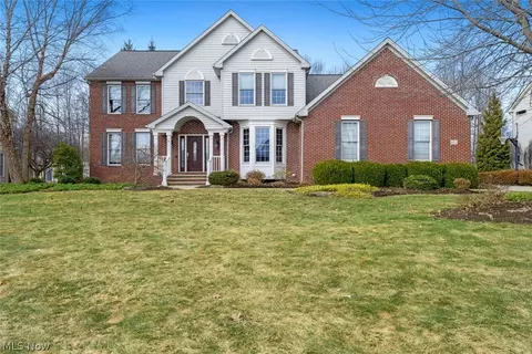 652 Treeside Ln, Avon Lake, OH 44012