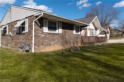 8690 Elmfield St NW, Canal Fulton, OH 44614