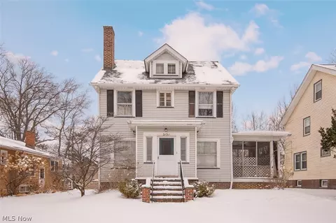 3131 Essex Rd, Cleveland Heights, OH 44118