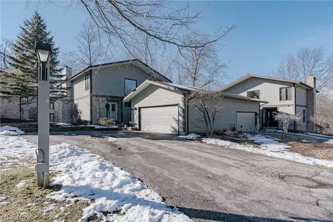 6919 Woodwalk Dr #38, Brecksville, OH 44141