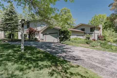 6919 Woodwalk Dr #38, Brecksville, OH 44141