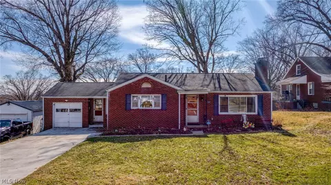 1410 Colonial Blvd NE, Canton, OH 44714