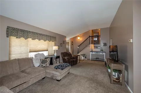 423 E Decker Dr, Seven Hills, OH 44131 photo 5