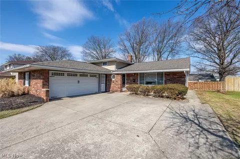 423 E Decker Dr, Seven Hills, OH 44131 photo 2