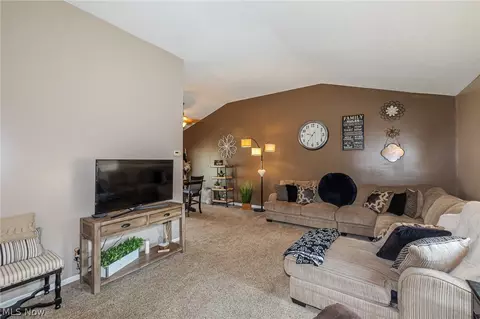 423 E Decker Dr, Seven Hills, OH 44131 photo 4