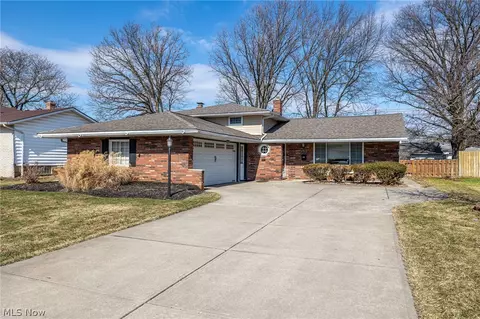 423 E Decker Dr, Seven Hills, OH 44131