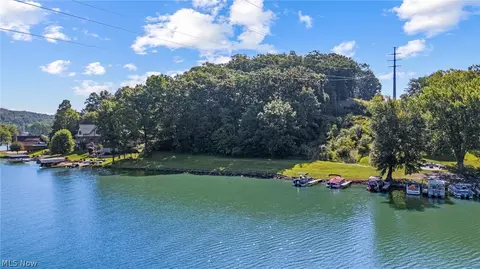 490 E Mohawk Dr, Malvern, OH 44644