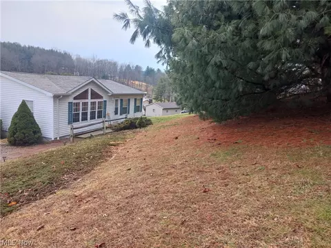 111 Everson Rd, Belpre, OH 45714