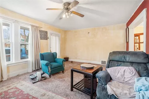 Living - 2112 Iris Ct NW, Canton, OH 44709 photo 5 of 6