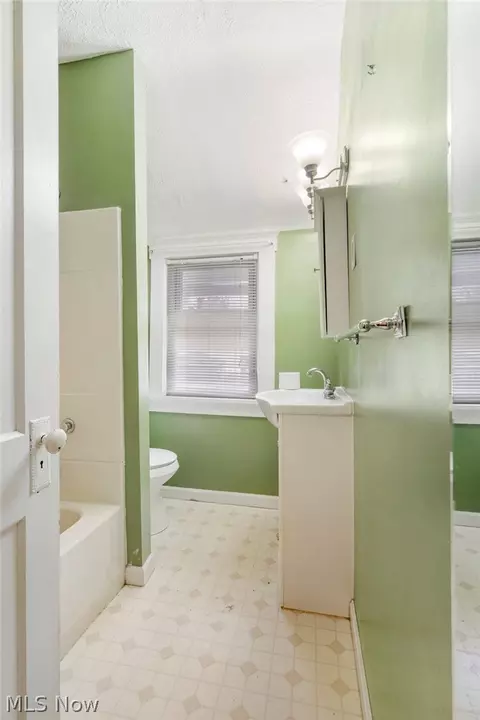 Bath - 2112 Iris Ct NW, Canton, OH 44709 photo 1 of 3