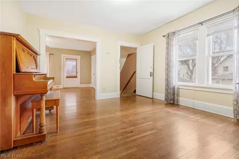 Living - 2112 Iris Ct NW, Canton, OH 44709 photo 2 of 6