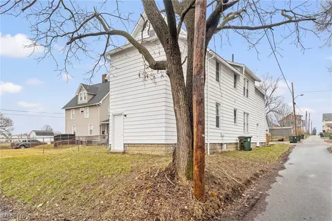 Exterior - 2112 Iris Ct NW, Canton, OH 44709 photo 2 of 2