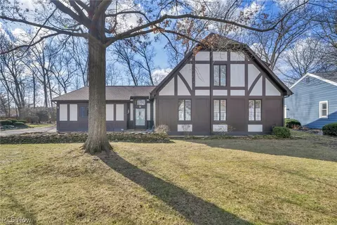 9 Westfield Ln, Rocky River, OH 44116
