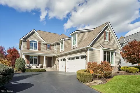 17552 Gates Landing Dr, Chagrin Falls, OH 44023