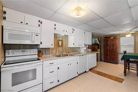 Kitchen - 29395 Beitler Rd, Dennison, OH 44621 photo 3 of 4