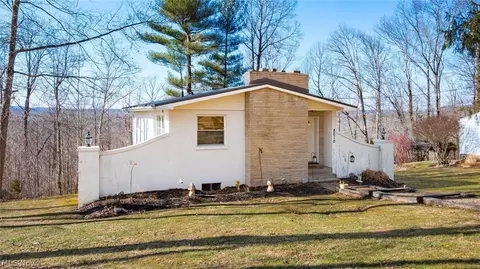 8010 Lakeview Dr, Nashport, OH 43830