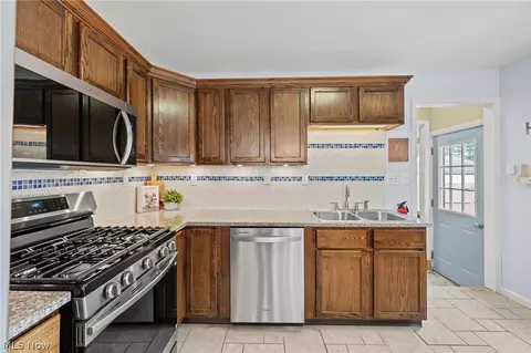 Kitchen - 72 Pinehurst Rd, Munroe Falls, OH 44262 photo 5 of 5