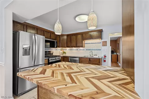 Kitchen - 72 Pinehurst Rd, Munroe Falls, OH 44262 photo 2 of 5