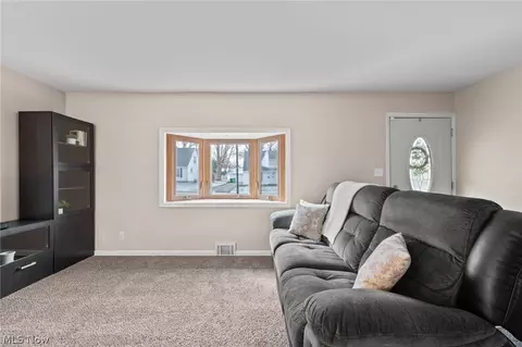Living - 72 Pinehurst Rd, Munroe Falls, OH 44262 photo 1 of 2