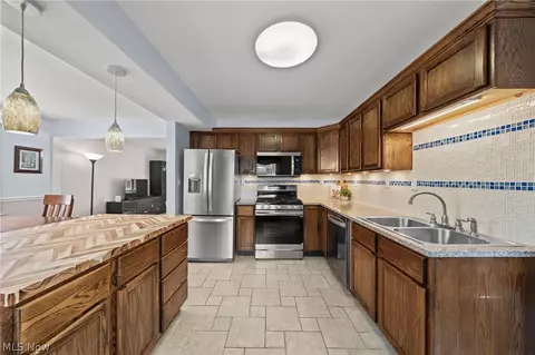 Kitchen - 72 Pinehurst Rd, Munroe Falls, OH 44262 photo 3 of 5