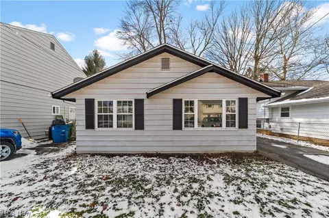 214 Traymore Blvd, Eastlake, OH 44095