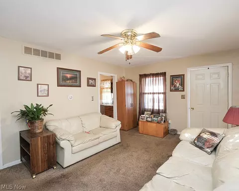 805 Clark St, Elyria, OH 44035 photo 4