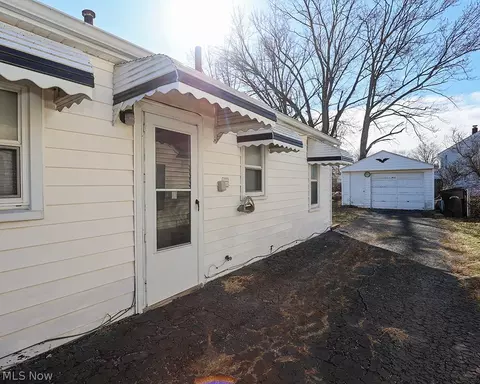 805 Clark St, Elyria, OH 44035 photo 18